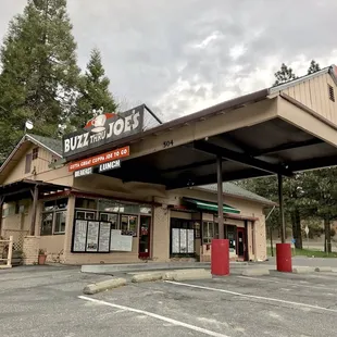 the outside of the restaurant