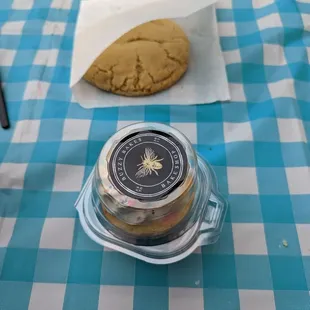 &apos;World&apos;s best sugar cookie&apos; and &apos;Birthday cake&apos; cupcake