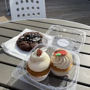 Seasonal cupcakes and an Oreo cookie