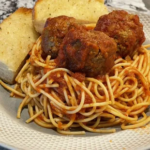 Spaghetti and meatballs with garlic bread