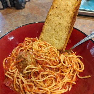 Spaghetti, meatball, and garlic bread