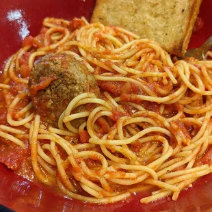 Spaghetti is meatball, and garlic bread