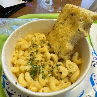 Mac &amp; Cheese with garlic bread.