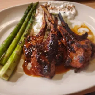 Lamb Chops w/asparagus