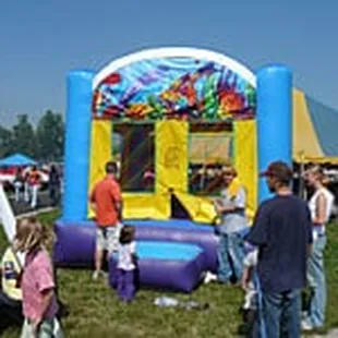 Modular Bounce  This is a Inflatable Modular Bouncer - 13x13 in Size - it has interchangeable panels with Finding Nemo or Th...