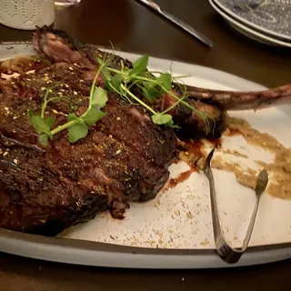 32 Oz. Tomahawk Ribeye