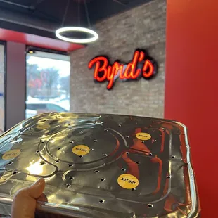 a hand holding a pizza pan