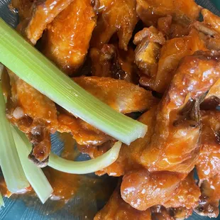 12 pc wings. Only comes in one mild sauce. 10/10