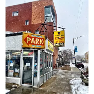 Byron&apos;s Hot Dog Haus. (Irving Park Rd /Sheffield Ave) Chicago Hotdogs Italian Beef Hamburgers Chicken Fish Sandwiches Salads.Cool!