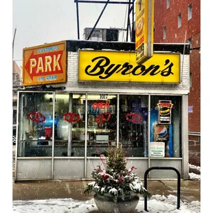 Byron&apos;s Hot Dog Haus. (Irving Park Rd /Sheffield Ave) Chicago Hotdogs Italian Beef Hamburgers Chicken Fish Sandwiches Salads.Cool!