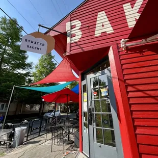 the outside of the restaurant