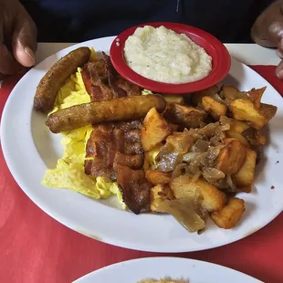 Complete breakfast: 2 eggs 2 pancakes  2 sausages, 2 bacon and potatoes