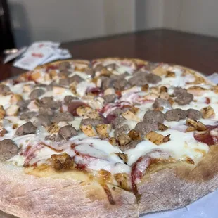 ows a closeup of a pizza