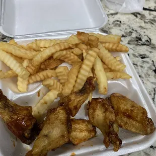 These are suppose to be bbq wings with barely any bbq sauce. Ordered all flats got drums too and ordered hush puppies but sent fries! SMH