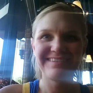 Loni D.