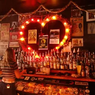 Great blond bartender who makes great margaritas.