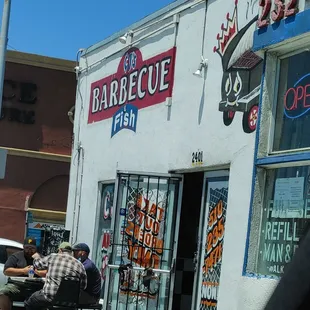 Outside with PEOPLE eating meaning its good