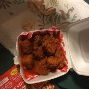 food, chicken wings and fried chicken