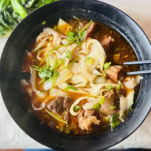 红烧牛肉刀削面 - 微辣，倍儿香！