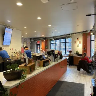 ows the interior of a restaurant