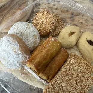 Maamoul, ghraybeh, barazek semsemiyah.