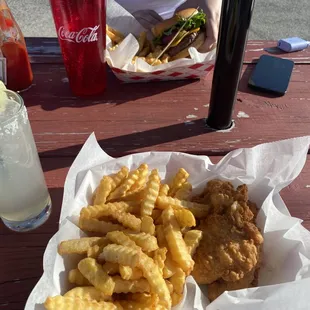 food, chicken wings and fried chicken