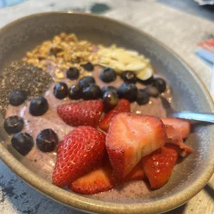Açaí yogurt bowl - SO GOOD!