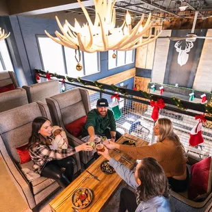 Après Ski with Friends at Cabin Juice Elevated Eatery &amp; Bar