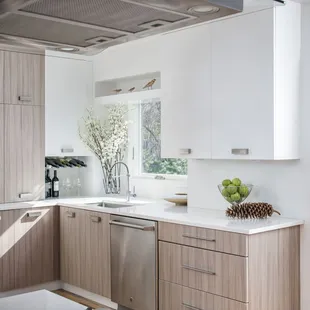 Modern kitchen in grey and white