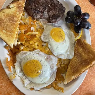 a plate of breakfast foods