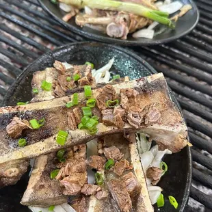 Tuétanos con arrachera al carbón! Bone marrow with beef!