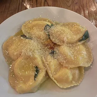 RAVIOLI AI FORMAGGI CON BURRO FUSO E SALVIA