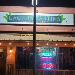 the outside of a restaurant at night