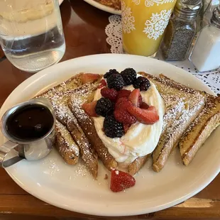 French toast with berries