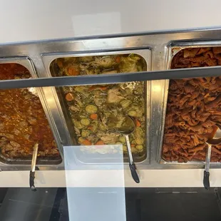 Chicharrón en salsa roja, caldo de pollo, costillas de puerco
