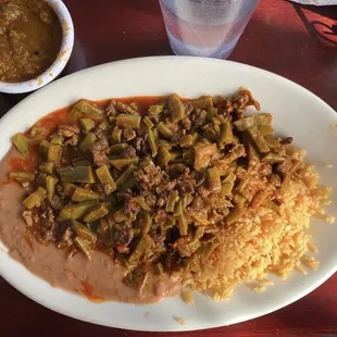 Nopales rojos con bistec