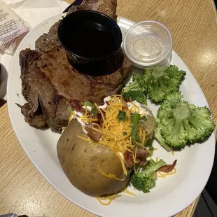 12oz prime rib, veg and loaded baked tater. It also came with a small side salad and cup of soup