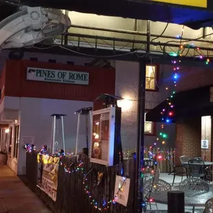 the outside of a restaurant at night