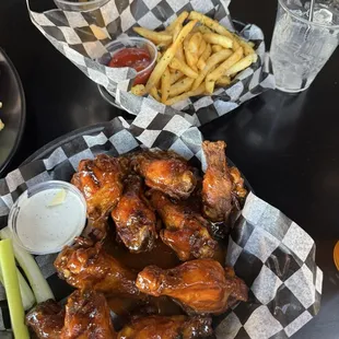 food, bbq wings, fried chicken wings, chicken wings and fried chicken, poultry, chicken wings, chicken, bbq chicken, fried chicken