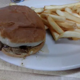 Chicken Sandwich w fries