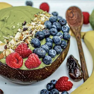  green smoothie with fruit and nuts