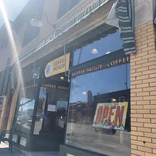 the outside of a coffee shop