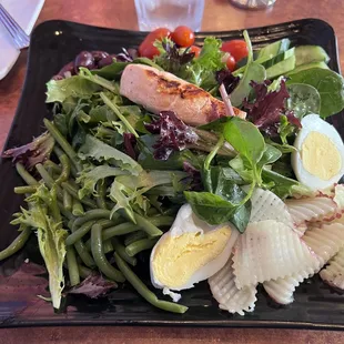 Salad niçoise with salmon
