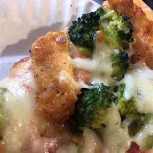 TASTY Broccoli &amp; chciken chessy pizza . Love this place