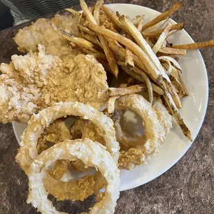 Ohhhhh everything here! Chicken fried chicken, onion rings, fries...oh and this is ALLL GFREE!!!