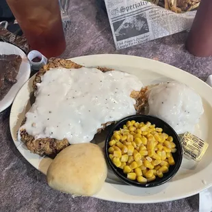 Chicken fried steak, mashed potatoes with white gravy, corn, dinner roll, butter and sweet tea. Delicious lunch!