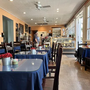 Middle dining room/counter for ordering