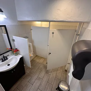 Men&apos;s Bathroom