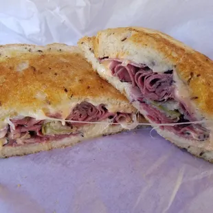 a roast beef sandwich cut in half