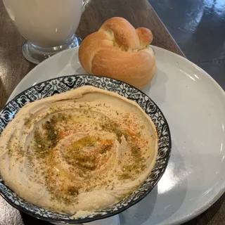 Hummus and roll